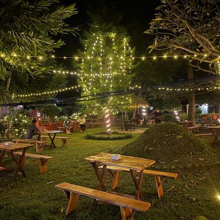 Hotel Tharu Garden And Beer Bar Chitwan Extérieur photo