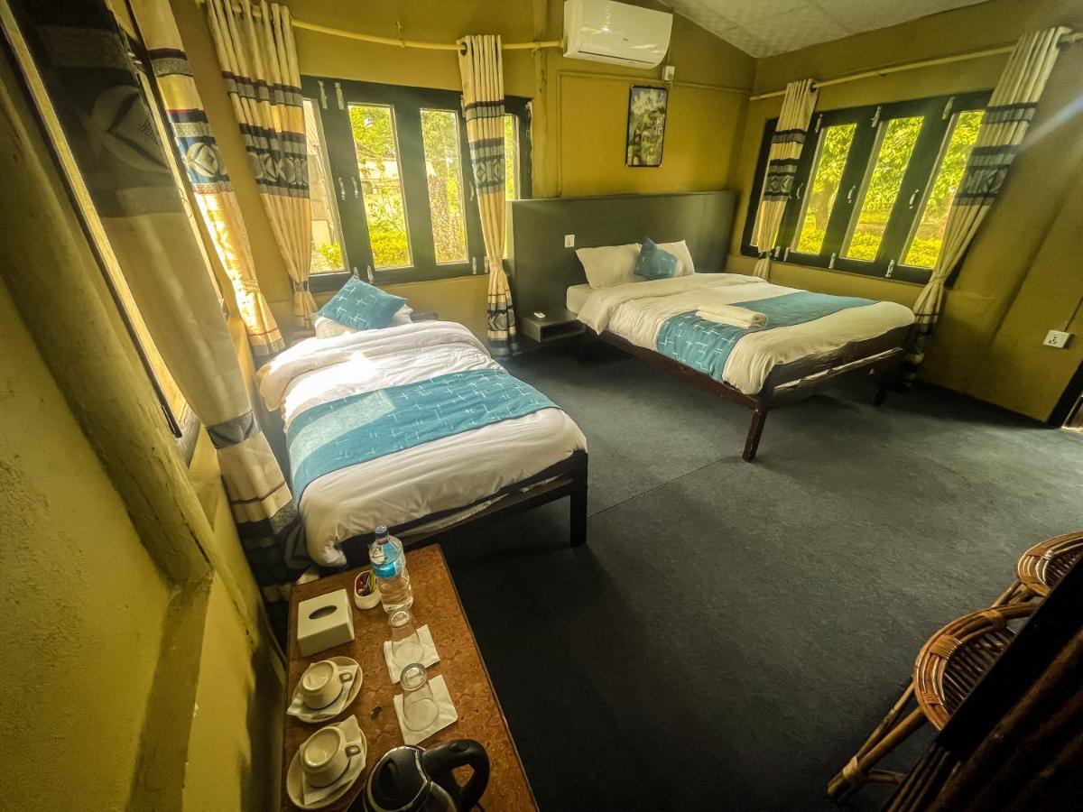 Hotel Tharu Garden And Beer Bar Chitwan Extérieur photo