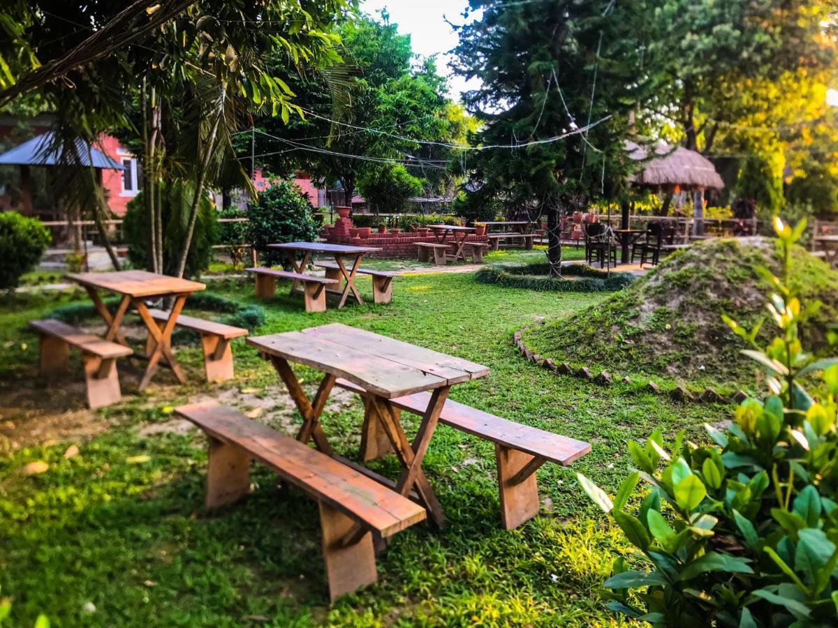 Hotel Tharu Garden And Beer Bar Chitwan Extérieur photo