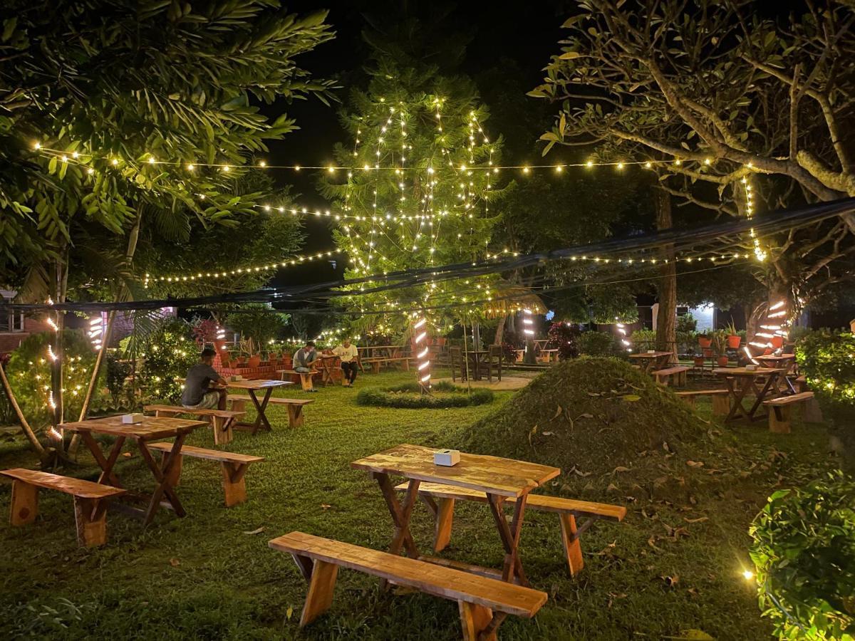 Hotel Tharu Garden And Beer Bar Chitwan Extérieur photo