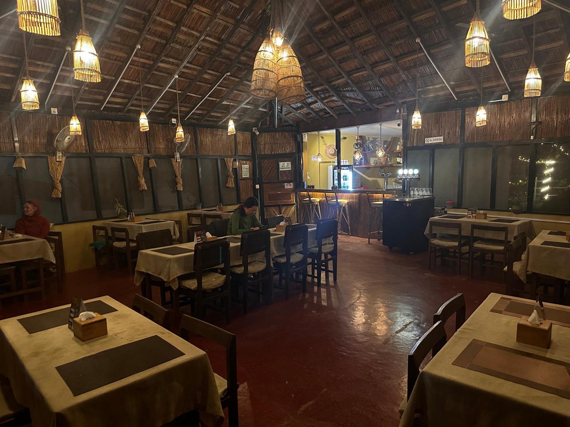 Hotel Tharu Garden And Beer Bar Chitwan Extérieur photo