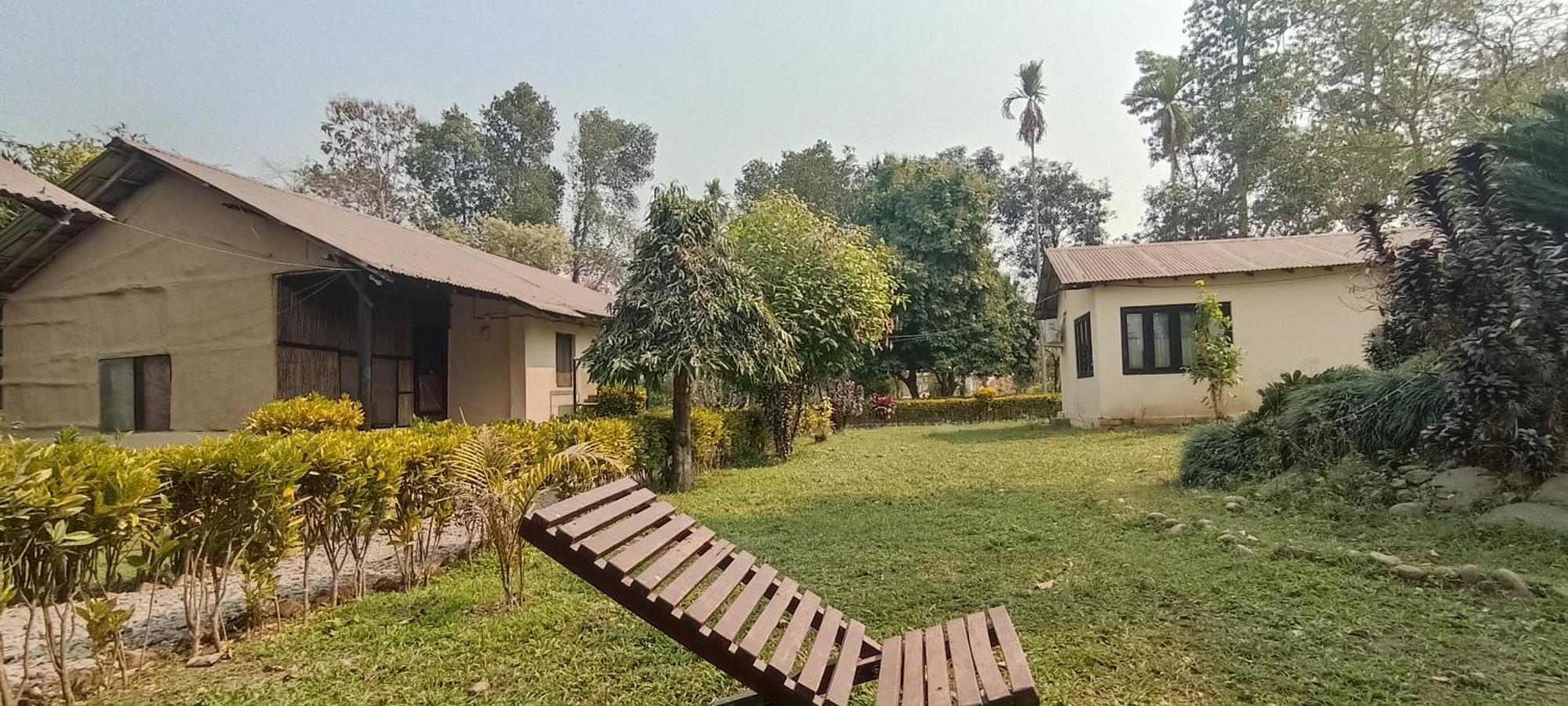 Hotel Tharu Garden And Beer Bar Chitwan Extérieur photo