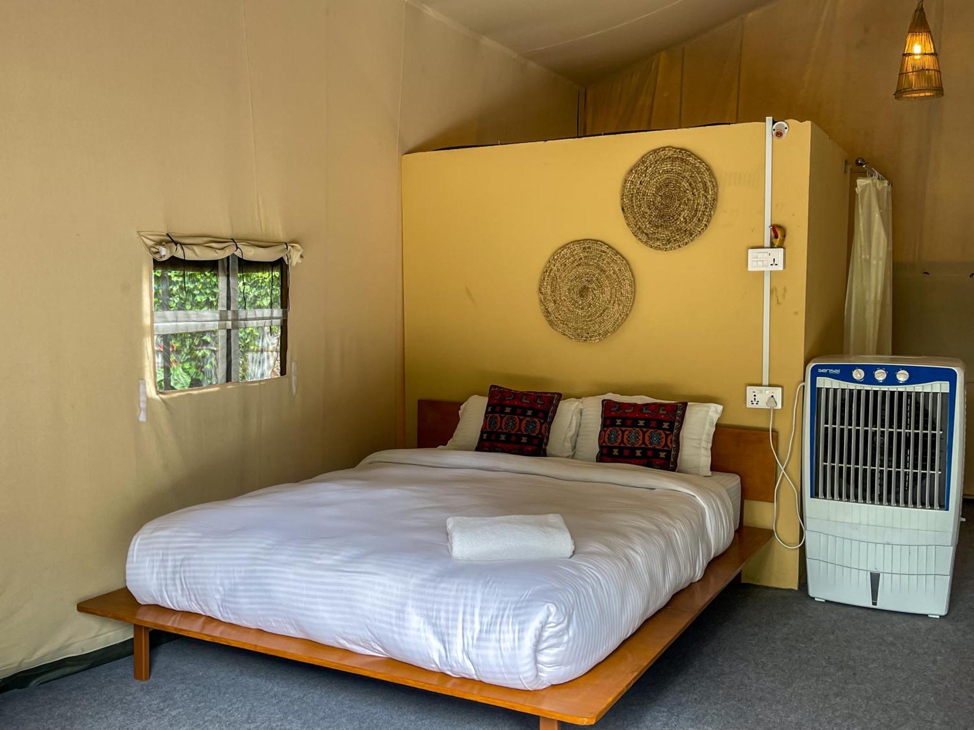 Hotel Tharu Garden And Beer Bar Chitwan Extérieur photo