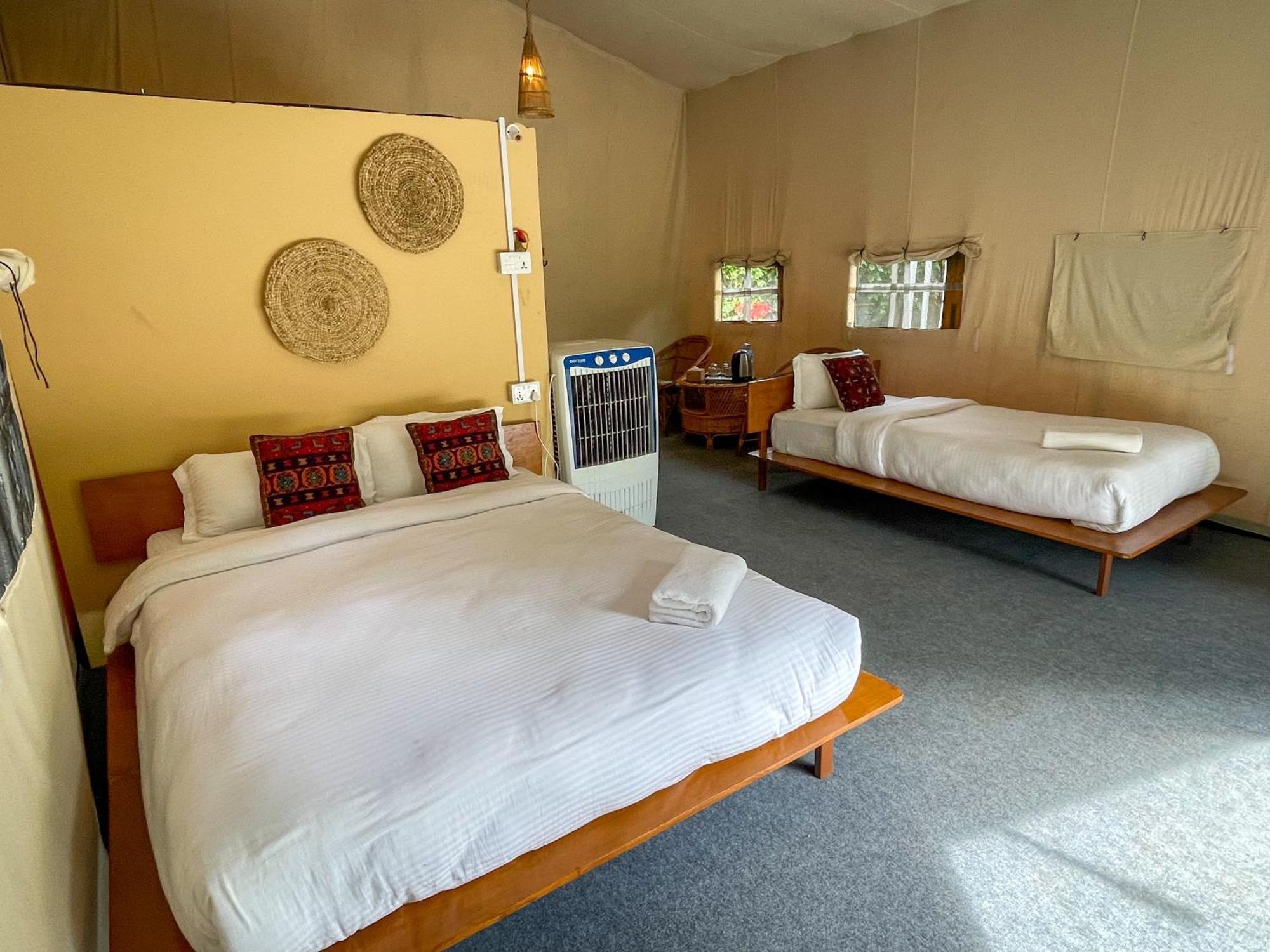Hotel Tharu Garden And Beer Bar Chitwan Extérieur photo
