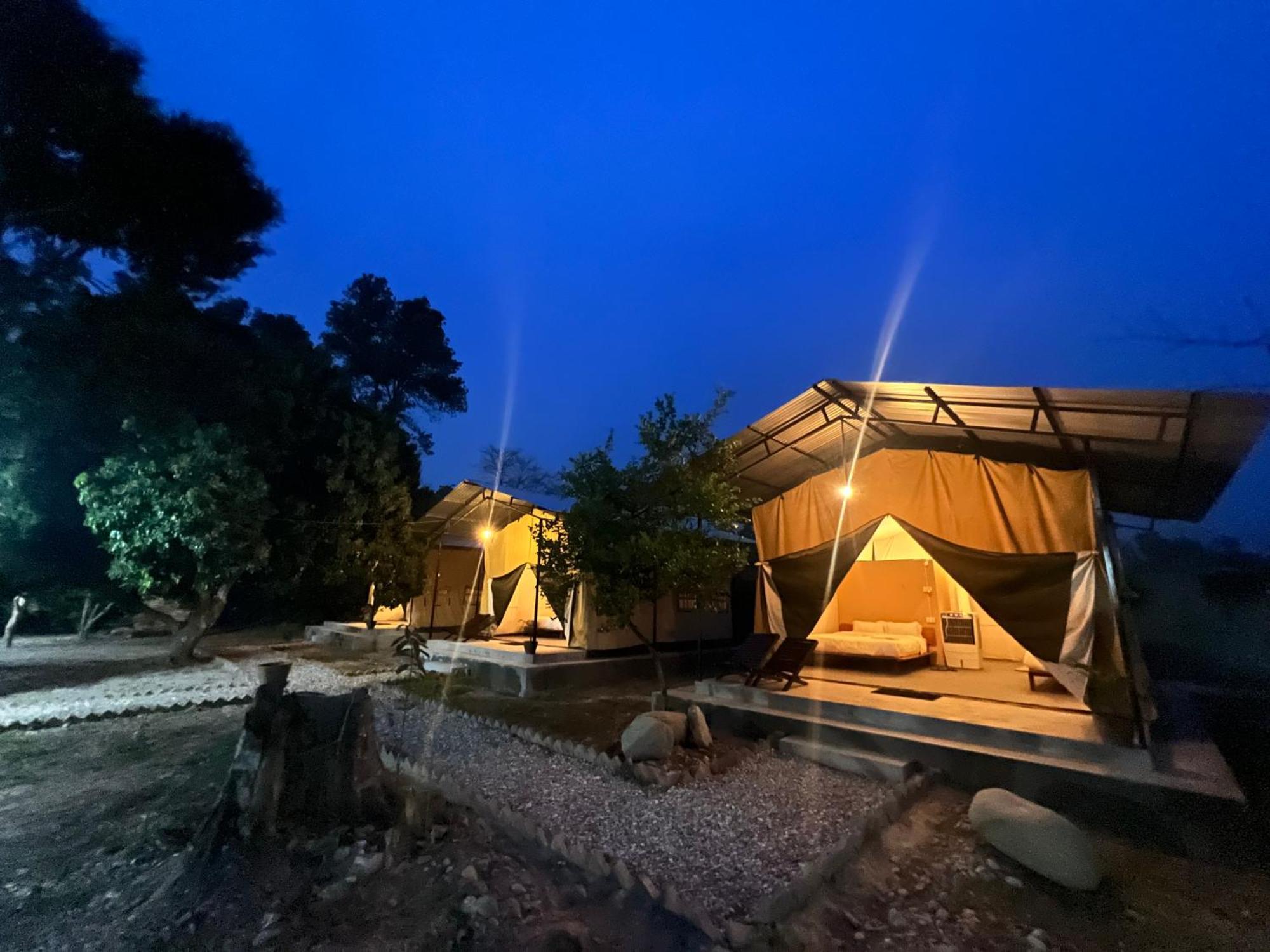 Hotel Tharu Garden And Beer Bar Chitwan Extérieur photo