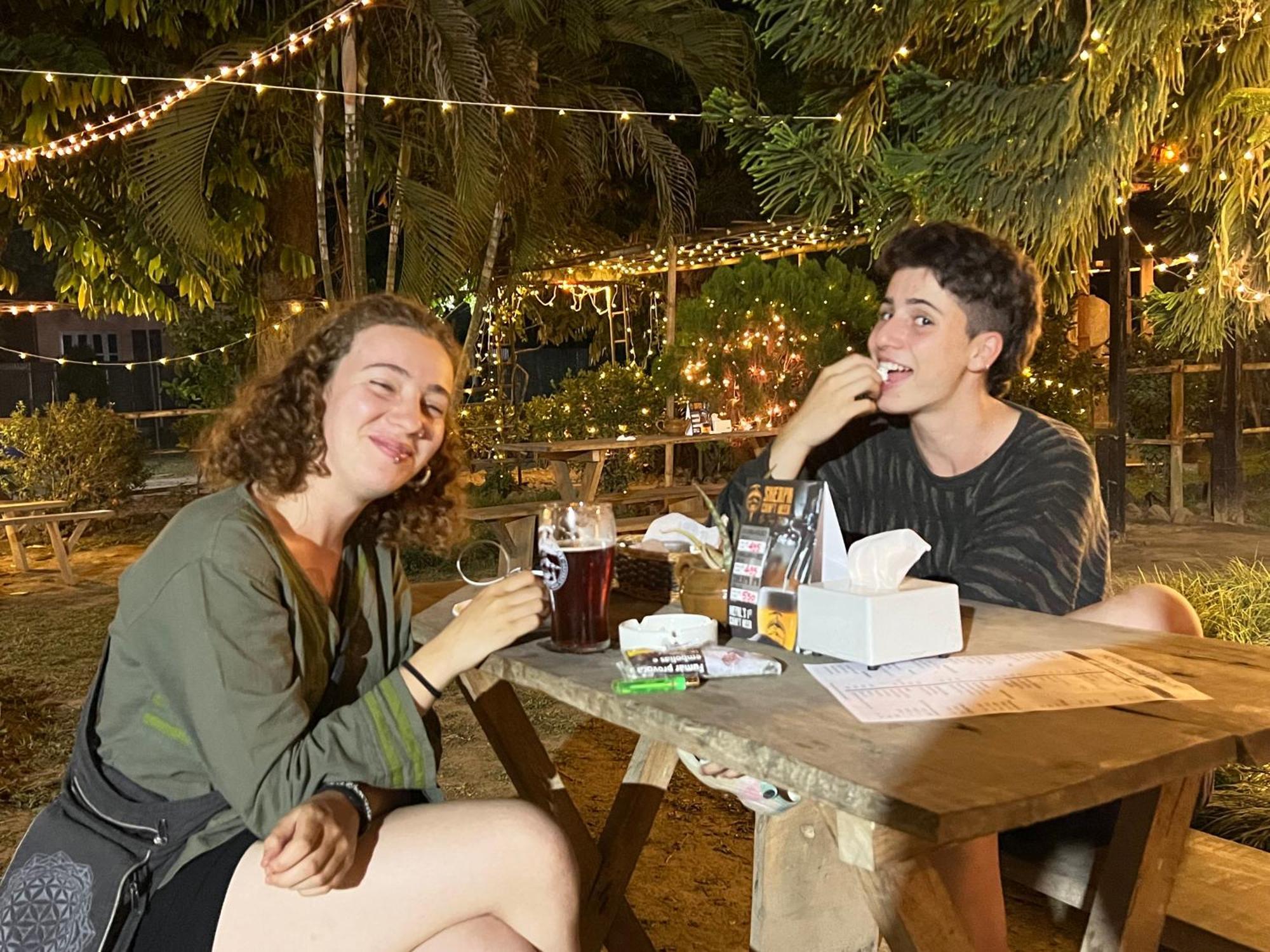 Hotel Tharu Garden And Beer Bar Chitwan Extérieur photo