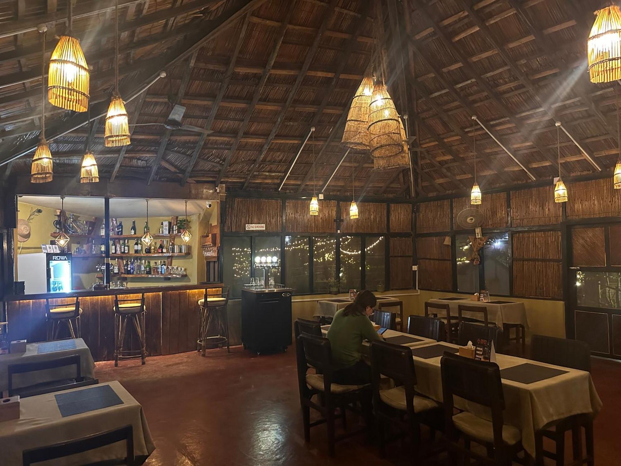 Hotel Tharu Garden And Beer Bar Chitwan Extérieur photo